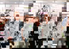 Avner Shohet met Tapkit en hun Zwitserse partners